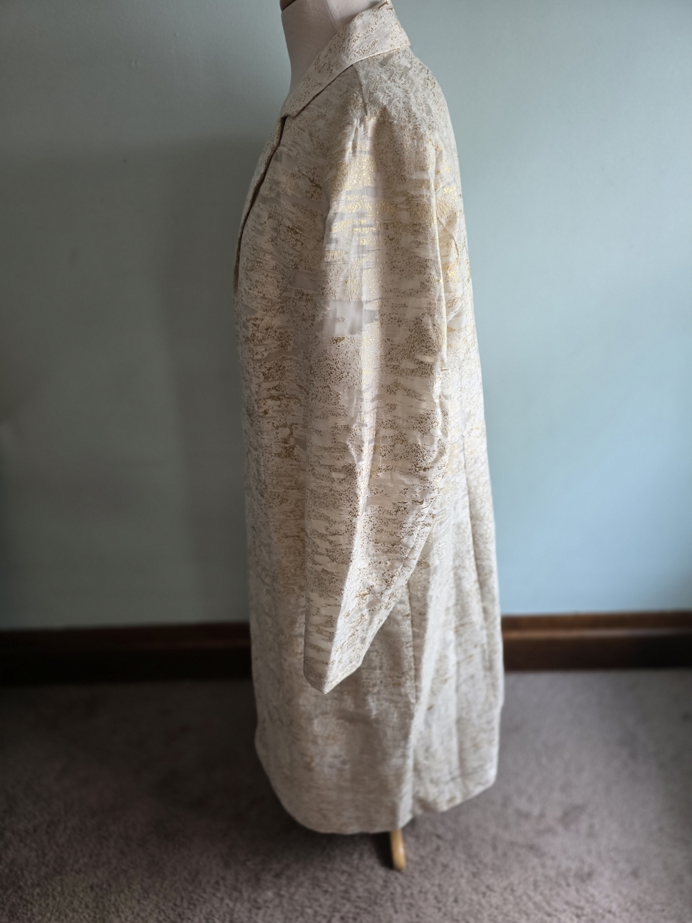MASSEYS Sleeveless Metallic Brocade Shift Dress And Jacket in Cream and Gold - Picture 11 of 11